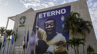 Pelé-plakát a Brazil Labdarúgó Szövetség épületén.