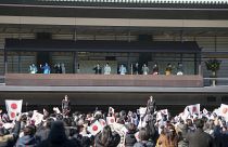 Члены императорской семьи на балконе приветствуют подданных. 