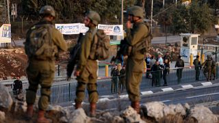 قوات الأمن الإسرائيلية قرب مستوطنة عوفرا في أطراف مدينة رام الله الفلسطينية بالضفة الغربية المحتلة.