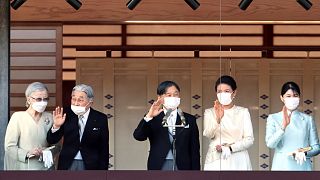  إمبراطور اليابان ناروهيتو وعائلته أثناء تحية الجماهير