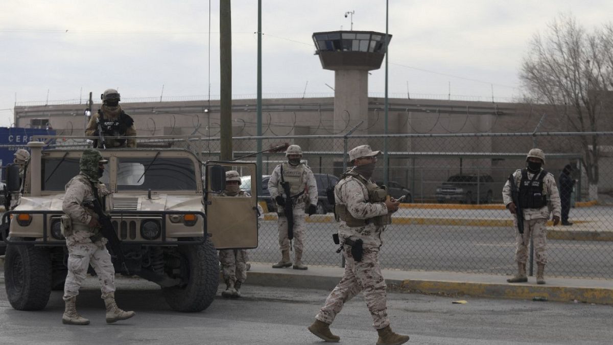 Exército em frente à prisão de Ciudad Juárez