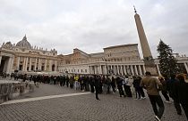 Milhares de fiéis esperam para entrar na Basílica de São Pedro