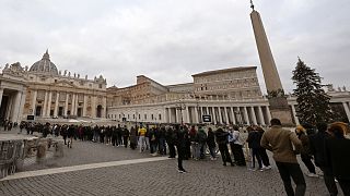 Очередь к гробу с телом Бенедикта XVI в Ватикане. 2 января 2023.