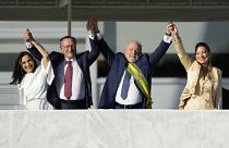 El presidente Luiz Inacio Lula da Silva, su esposa Rosangela Silva, el vicepresidente Geraldo Alckmin y su esposa Maria Lucia Ribeiro se dan la mano en el Palacio de Planalto.