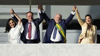 El presidente Luiz Inacio Lula da Silva, su esposa Rosangela Silva, el vicepresidente Geraldo Alckmin y su esposa Maria Lucia Ribeiro se dan la mano en el Palacio de Planalto.