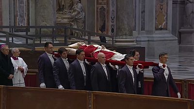 Verstorbener emeritierter Papst Benedikt XVI. wird in den Petersdom gebracht 