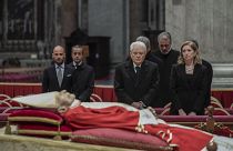 الرئيس الإيطالي سيرجيو ماتاريلا، وابنته لورا، يلقيان النظرة الأخيرة على البابا الفخري بنديكتوس السادس عشر الذي يرقد داخل كنيسة القديس بطرس في الفاتيكان.