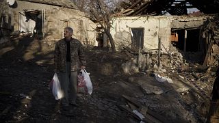 Anatolii Kaharlytskyi junto da sua casa quase destruída por um ataque russo na região de Kiev