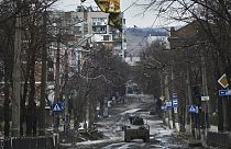 Carro de combate ucraniano nas ruas vazias de Bakhmut