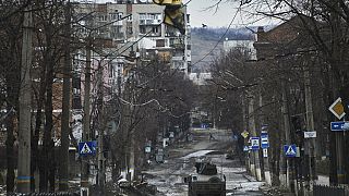 Carro de combate ucraniano nas ruas vazias de Bakhmut