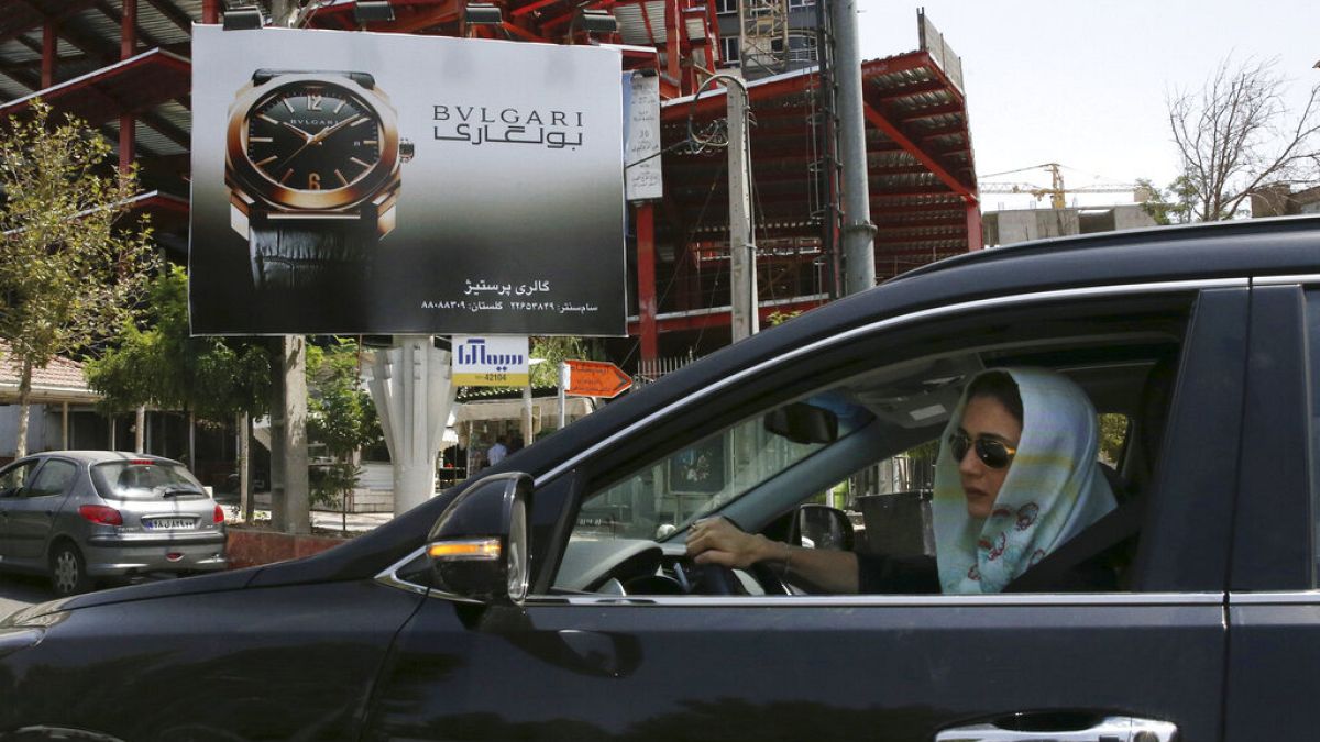 İran'da otomobil kullananan kadın sürücü 