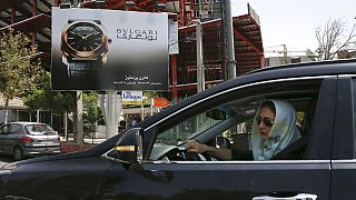 İran'da otomobil kullananan kadın sürücü 