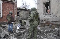 Kárfelmérés egy ukrán rakétatámadás után Makijivkában 2022 novemberében