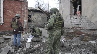 Kárfelmérés egy ukrán rakétatámadás után Makijivkában 2022 novemberében