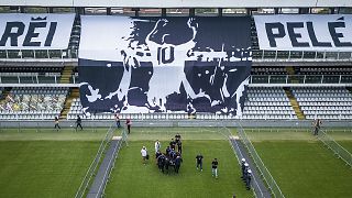 Pelé koporsóját elhelyezi az FC Santos stadionjának pályáján