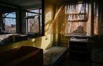غرفة مدمرة في مستشفى الأطفال الإقليمي بعد هجوم صاروخي روسي على مدينة خيرسون الجنوبية، وسط الغزو الروسي لأوكرانيا. 1 يناير/كانون الثاني 2023