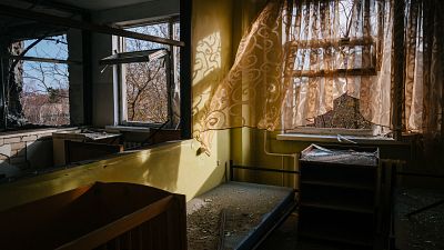 غرفة مدمرة في مستشفى الأطفال الإقليمي بعد هجوم صاروخي روسي على مدينة خيرسون الجنوبية، وسط الغزو الروسي لأوكرانيا. 1 يناير/كانون الثاني 2023