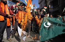 Activistas reaccionando al ataque de militantes en el distrito sureño de Rajouri, en la Cachemira controlada por India durante una protesta en Jammu, India, 2/1/2023