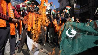 Activistas reaccionando al ataque de militantes en el distrito sureño de Rajouri, en la Cachemira controlada por India durante una protesta en Jammu, India, 2/1/2023