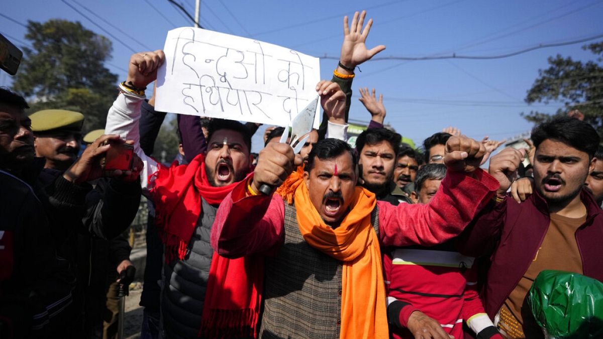 Aktivisten der rechtsextremen Hindugruppe "Rashtriya Bajrang Dal" halten während einer Demonstration in Jammu Plakate hoch mit der Aufschrift "Gebt den Hindus Waffen".