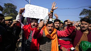 Aktivisten der rechtsextremen Hindugruppe "Rashtriya Bajrang Dal" halten während einer Demonstration in Jammu Plakate hoch mit der Aufschrift "Gebt den Hindus Waffen".