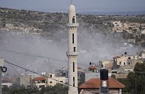 Füst száll fel Kafr Dan faluban a terroristák lerombolt házából