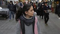 Hidzsáb nélkül sétáló nő Teheránban, december 23-án
