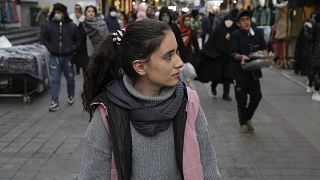 Hidzsáb nélkül sétáló nő Teheránban, december 23-án