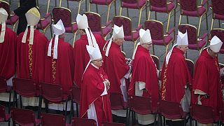 Membres du clergé et fidèles vont assister aux funérailles du pape "émérite" Benoît XVI devant la basilique Saint-Pierre de Rome - le 05/01/2023