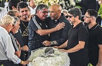L'ancien joueur de Santos, Manoel Maria (à gauche) avec le fils de Pelé, Edinho (à droite), lors de la veillée funèbre dans le stade de Santos le 2 janvier 2022.