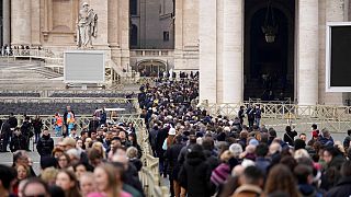 Eski Papa 16'ncı Benedikt'in San Pietro Bazilikası'na konulan naaşını onbinlerce kişi ziyaret etti