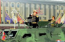 Kuzey Kore lideri Kim Jong Un, silah kuvvetler üzerinde kendisinden sonraki en yetkili isim olan Pak Jong Chon'u görevden aldı