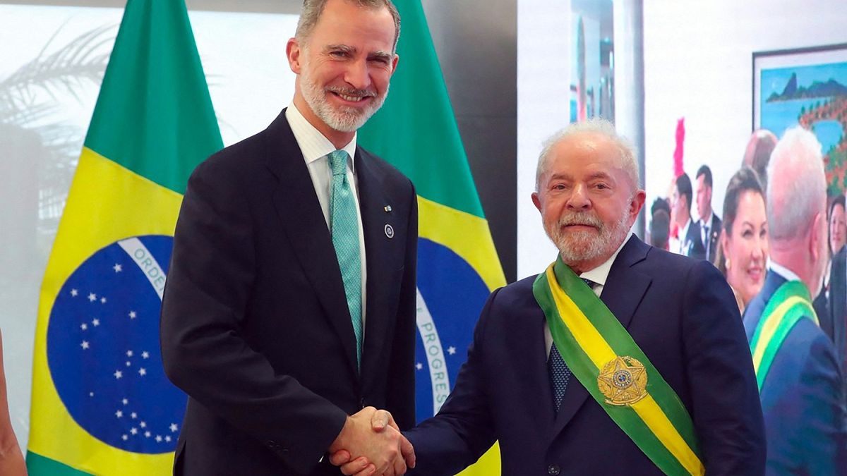 الرئيس لويس إيناسيو لولا دا سيلفا مع ملك إسبانيا، فيليبي السادس، بعد أن أدى اليمين الدستورية كرئيس جديد. برازيليا، البرازيل، يوم الأحد، 1 يناير/كانون الثاني 2023