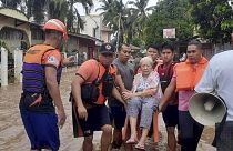 A parti őrség menekít egy idős asszonyt 2022. december 26-án Plaridelben, a Fülöp-szigetek déli részén