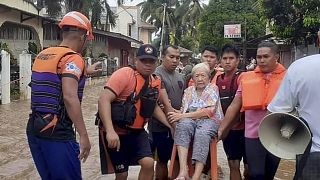 A parti őrség menekít egy idős asszonyt 2022. december 26-án Plaridelben, a Fülöp-szigetek déli részén