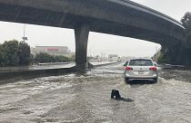الممرات التي غمرتها المياه على الطريق السريع 101 في جنوب سان فرانسيسكو، كاليفورنيا، يوم السبت، 31 ديسمبر/كانون الأول 2022 