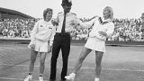 Foto memorabile: Martina Navratilova (a destra), con la sua eterna rivale Chris Evert, in mezzo ad un "bobby" inglese, sul campo numero 2 di Wimbledon. (4.7.1985)