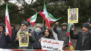 Tiltakozás a kivégzések ellen Irán berlini nagykövetsége előtt