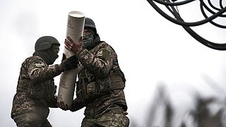 Des soldats ukrainiens préparent un tir de canon CAESAR, de fabrication française, le 26 décembre 2022, Avdiivka, Ukraine