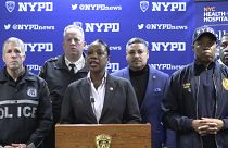 New York-i rendőri vezetők sajtóértekezlete a késeléses ügyről