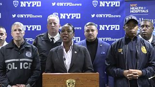 New York-i rendőri vezetők sajtóértekezlete a késeléses ügyről