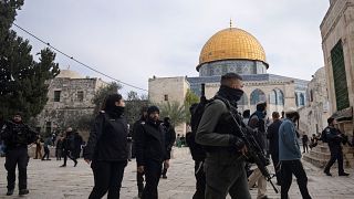عناصر من الشرطة الإسرائيلية وشرطة حرس الحدود يقومون بحماية المستوطنين اليهود خلال اقتحام المسجد الأقصى 03/01/2023