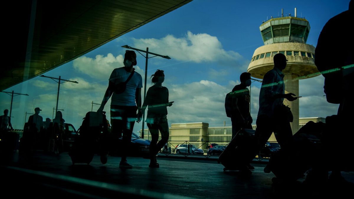 Επιβάτες με τις αποσκευές τους στο αεροδρόμιο της Βαρκελώνης