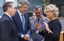 Verteidigungsministerin Christine Lambrecht (rechts) spricht mit Mitgliedern ihres Kabinett bei einem Treffen der EU-Verteidigungsminister in Brüssel am 15. November 2022