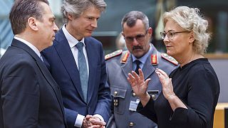 Verteidigungsministerin Christine Lambrecht (rechts) spricht mit Mitgliedern ihres Kabinett bei einem Treffen der EU-Verteidigungsminister in Brüssel am 15. November 2022