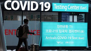 إلزام المسافرين الصينيين بالحصول على اختبارات كوفيد-19 قبل السفر إلى دول عديدة