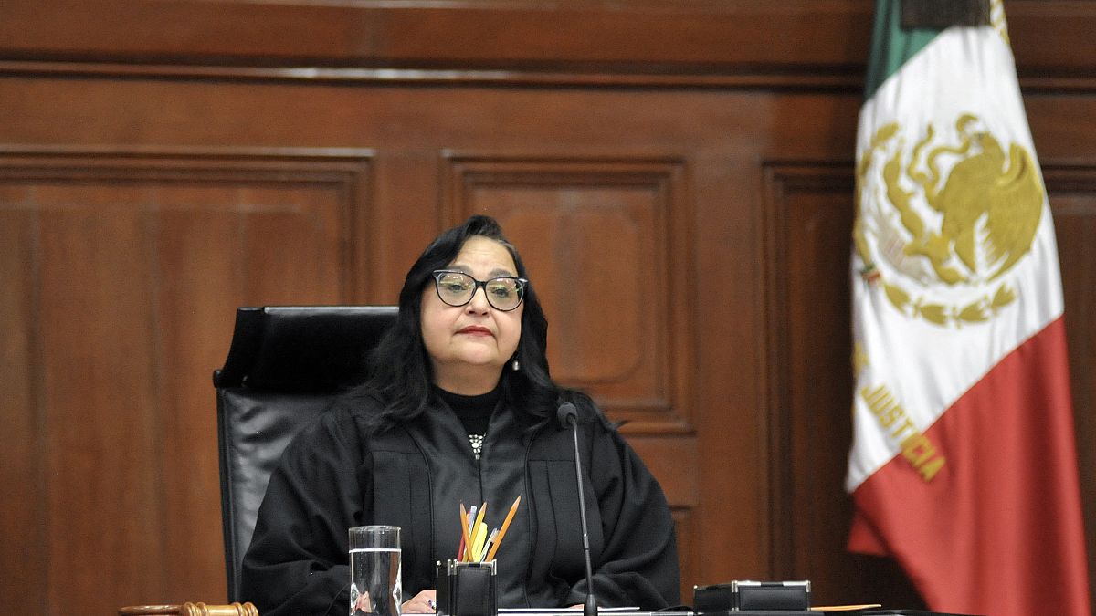 نورما لوسيا بينا المنتخبة لرئاسة المحكمة المكسيكية العليا لأول مرّة.