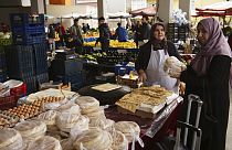 Hagyományos kenyeret vásárló nő egy ankarai piacon