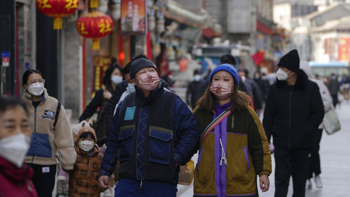 Заболеваемость ковидом в Китае резко выросла после снятия ограничений