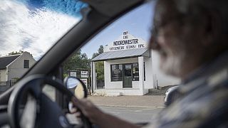Afrique du Sud : à 90 ans, il livre ses journaux dans le désert